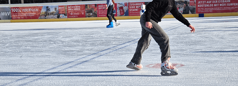  Nahaufnahme eines Eisläufers auf der Eisbahn in Würzburg, ideal für Eiskunstlauf und Training.